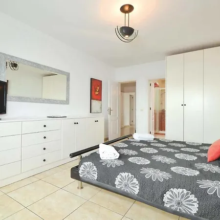 Sleeps 10 Air Con Wifi
