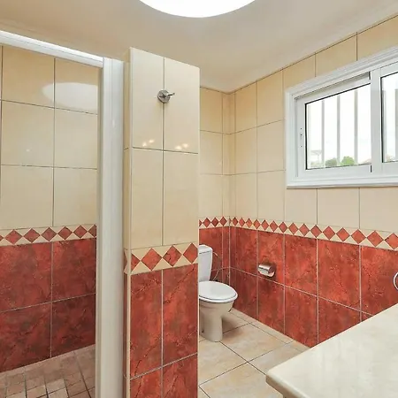 Sleeps 10 Air Con Wifi