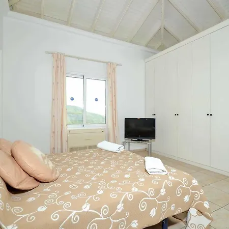 Sleeps 10 Air Con Wifi