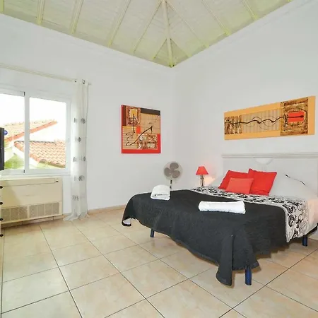 Sleeps 10 Air Con Wifi Villa